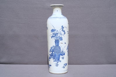 Un grand vase de forme rouleau en porcelaine de Chine bleu et blanc &agrave; d&eacute;cor de vases fleuris, &eacute;poque Transition